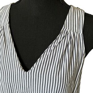 Old Navy Gray and White Sleeveless Top, size small
